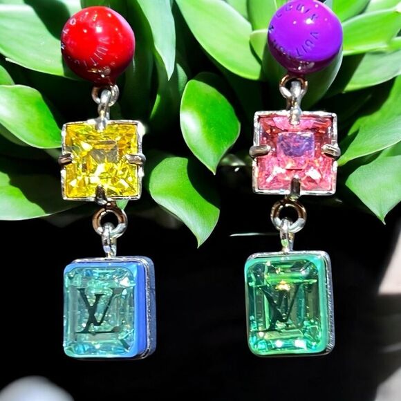 LOUIS VUITTON
Multicolor Crystal Cosmopolitan Drop Earrings - Picture 1 of 6